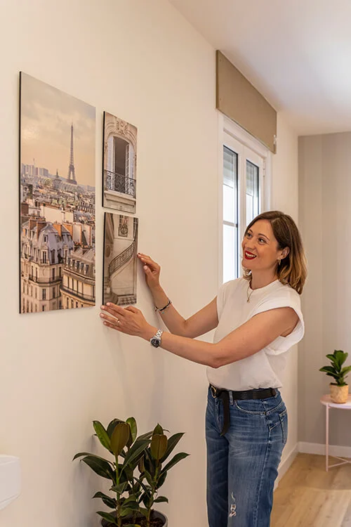 Flor Piñeiro, profesional del diseño de interiores en A Coruña, ultimando los detalles de una decoración mural